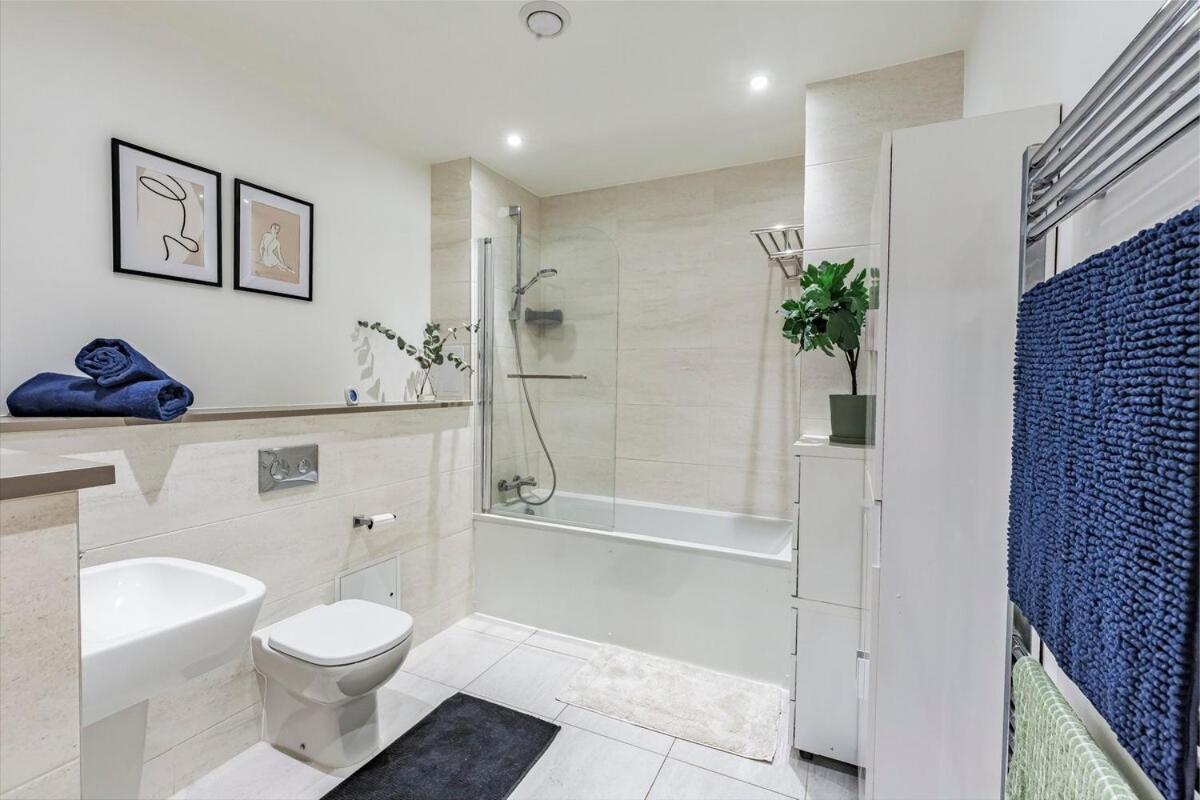 Cozy 2 Bedrooms, Devons Rd Dlr * Londra